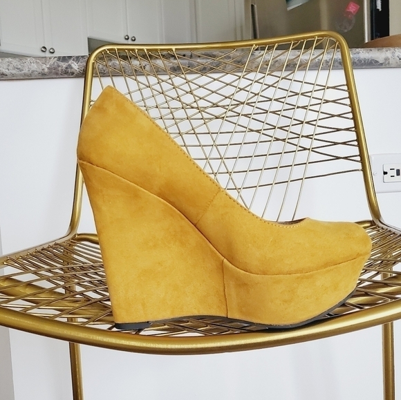 Qupid | Closed Toe Platform Wedge - Picture 2 of 6